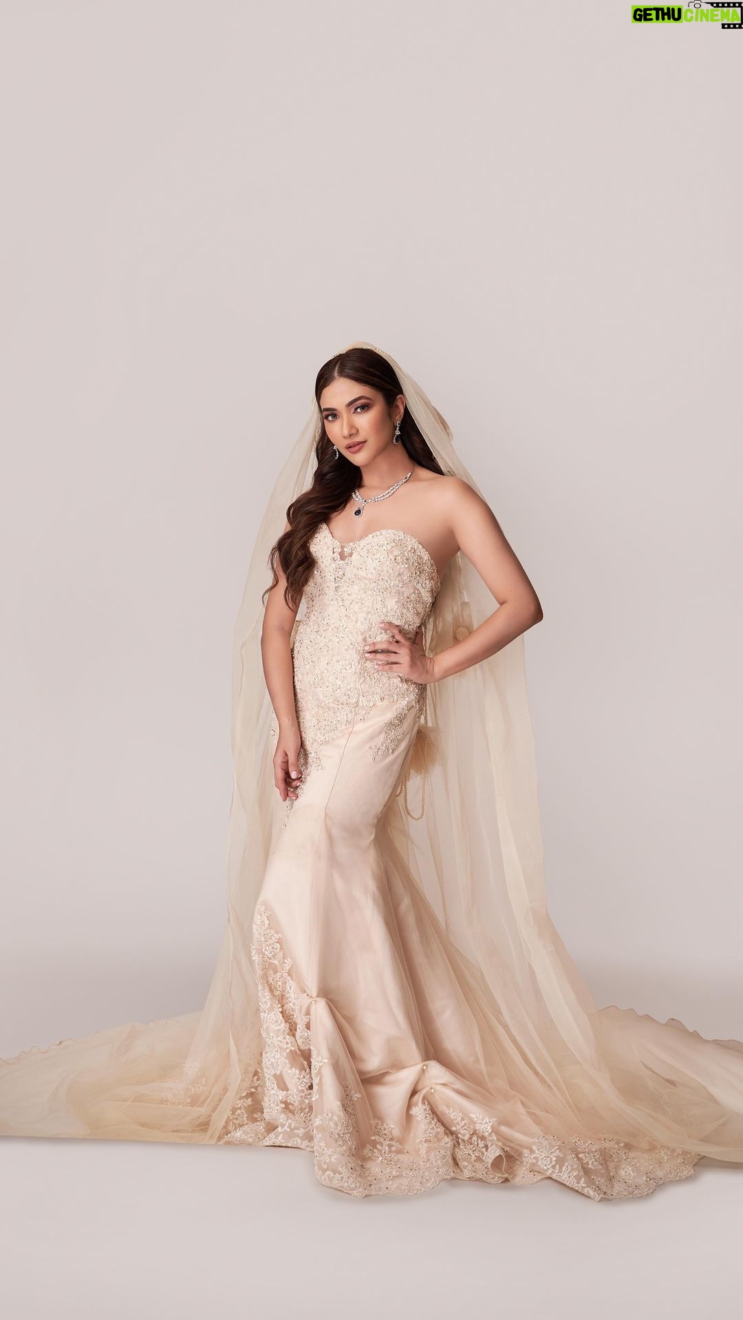 Ridhima Pandit Instagram - Loved turning in to the quintessential white wedding Bridey π€©ππ»ββοΈπ₯°π«Άπ»β¨ π°ββοΈ Shot by @dp_dineshprajapati Outfit X Jewels @puspanjalicouture X @kimteejewellers Managed by @nabeelsdalvi Makeup by @mugshotbyzeba Hair by @kimberlyychu . . . #reelswithridz #bride #bombaytimesfashionweek #ridhimapandit #timesfashionweek Mumbai, Maharashtra