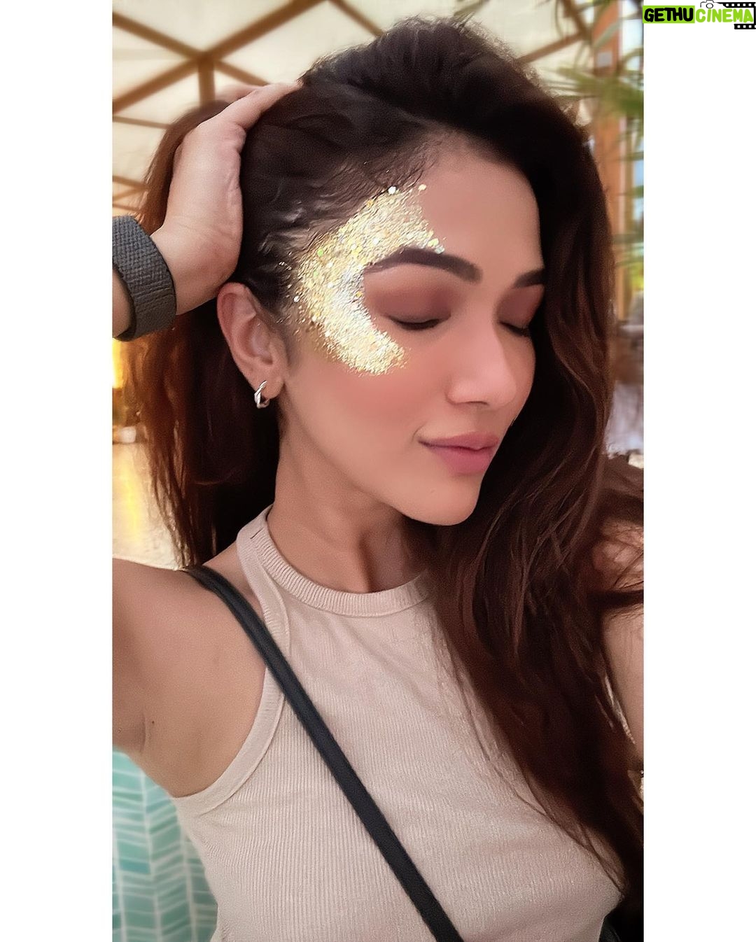 Ridhima Pandit Instagram - Glitter on fleek ✨✨ ohakyie I do have an unhealthy obsession with glitter 🤦🏻♀️ Art by @nebesnaia.s.a … just #goa things Goa