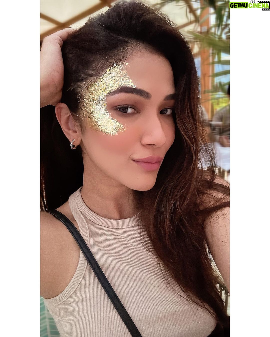 Ridhima Pandit Instagram - Glitter on fleek ✨✨ ohakyie I do have an unhealthy obsession with glitter 🤦🏻♀️ Art by @nebesnaia.s.a … just #goa things Goa