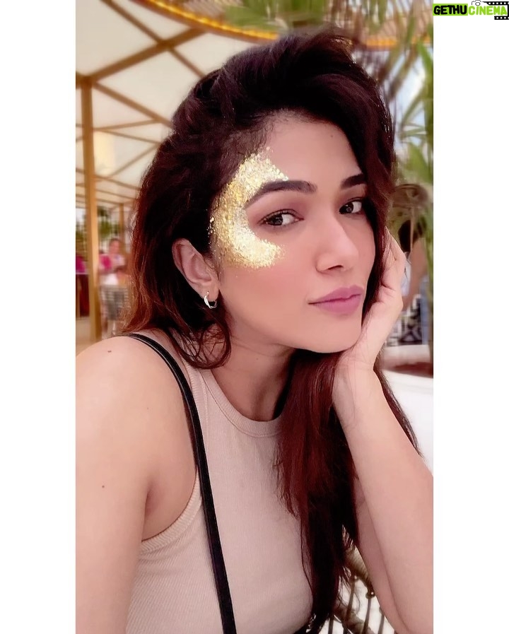 Ridhima Pandit Instagram - Glitter on fleek ✨✨ ohakyie I do have an unhealthy obsession with glitter 🤦🏻♀️ Art by @nebesnaia.s.a … just #goa things Goa