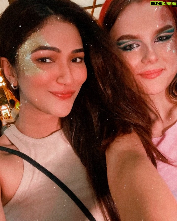 Ridhima Pandit Instagram - Glitter on fleek ✨✨ ohakyie I do have an unhealthy obsession with glitter 🤦🏻♀️ Art by @nebesnaia.s.a … just #goa things Goa