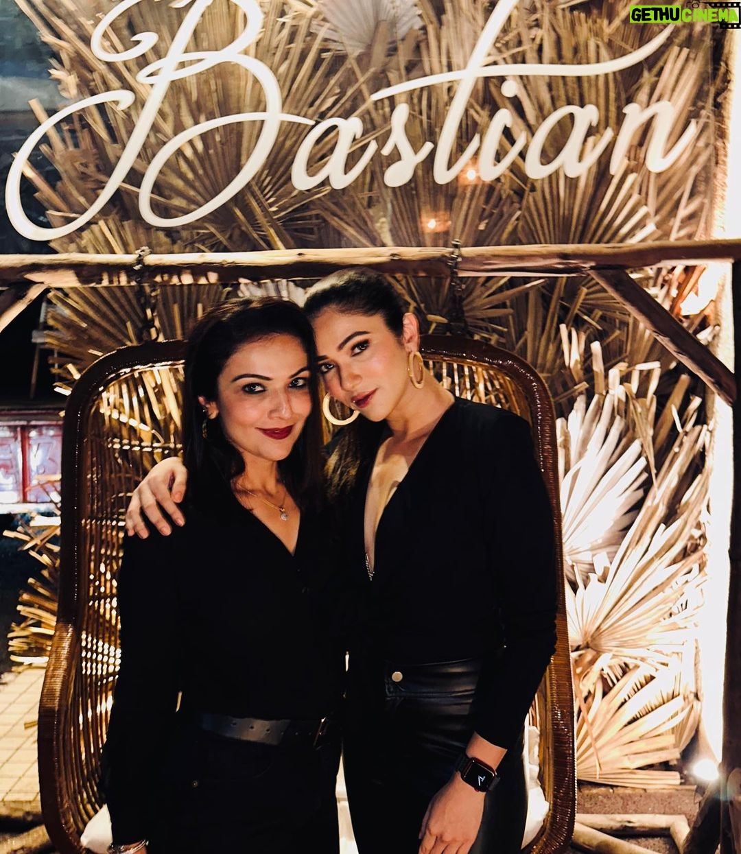Ridhima Pandit Instagram - Chill nights, good company and femme fatale vibes 🤷🏻♀️🖤🖤🖤