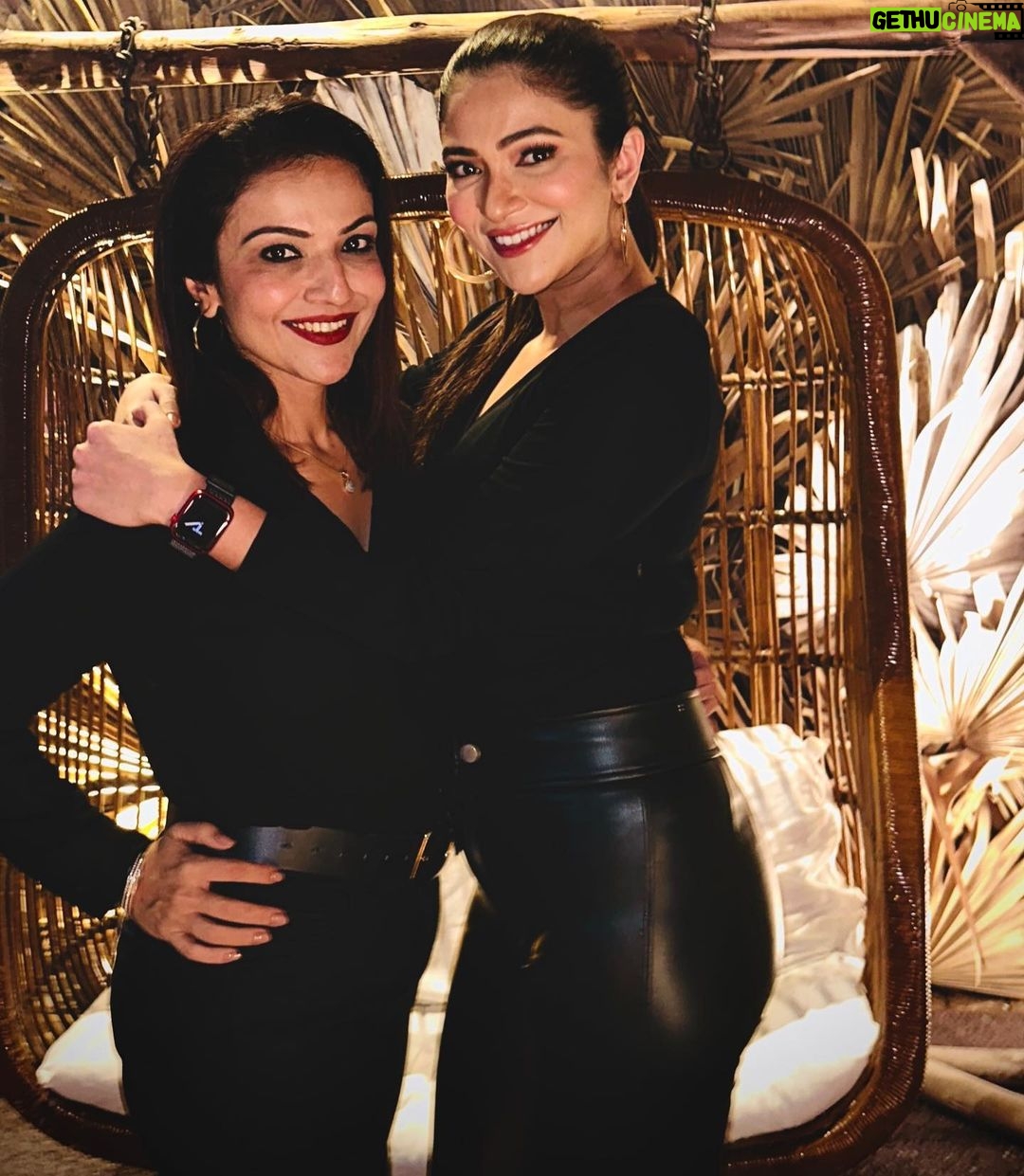 Ridhima Pandit Instagram - Chill nights, good company and femme fatale vibes 🤷🏻♀️🖤🖤🖤