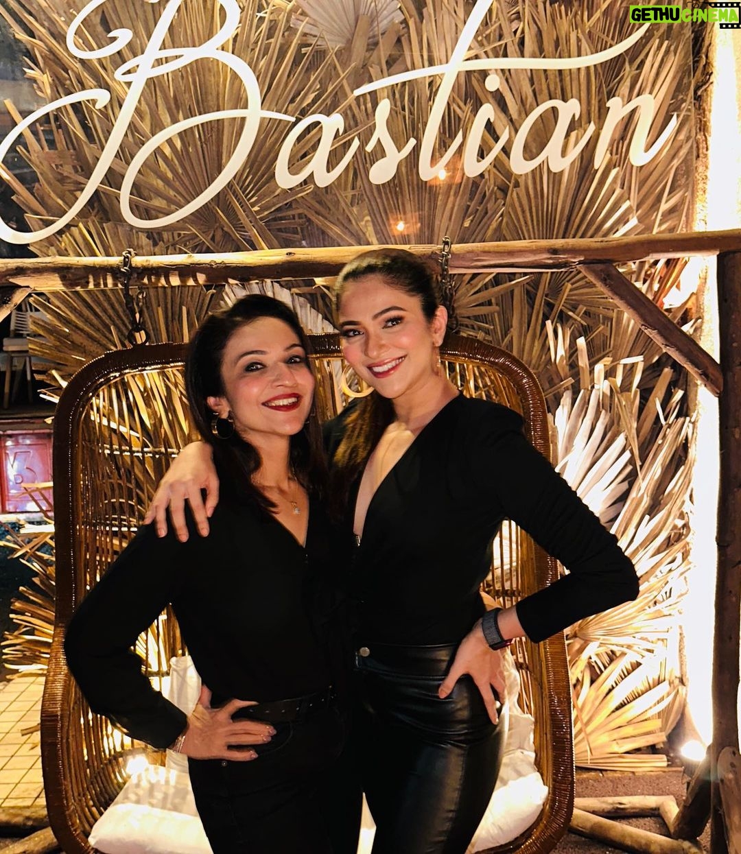 Ridhima Pandit Instagram - Chill nights, good company and femme fatale vibes 🤷🏻♀️🖤🖤🖤