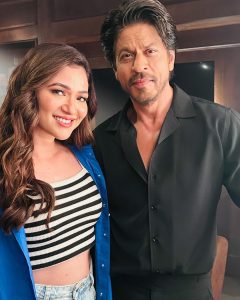 Ridhima Pandit Instagram - One man many emotions.. I am unable to put my feelings in to words for you all to understand this moment in my life, of having the opportunity to be able to share screen space with the greatest of them all, the one who gives the best hugs after you tell him how much you have loved him since forever, that he is the reason you started to believe in love and movies 🥰 and now you know ki “pyaar dosti hai” 🙆🏻‍♀️🥰 haaye.. uff ya “Kuch kuch hota hai Shahrukh tum nahi samjhogee “ … Ishhhhh 🙆🏻‍♀️☺️🙈.. My First Love ❤️ Mere Bairi piya 🙈Happy Birthday to the most humble superstar of our times @iamsrk . . . #happybirthdaysrk #srk #superstar Mehboob Studio