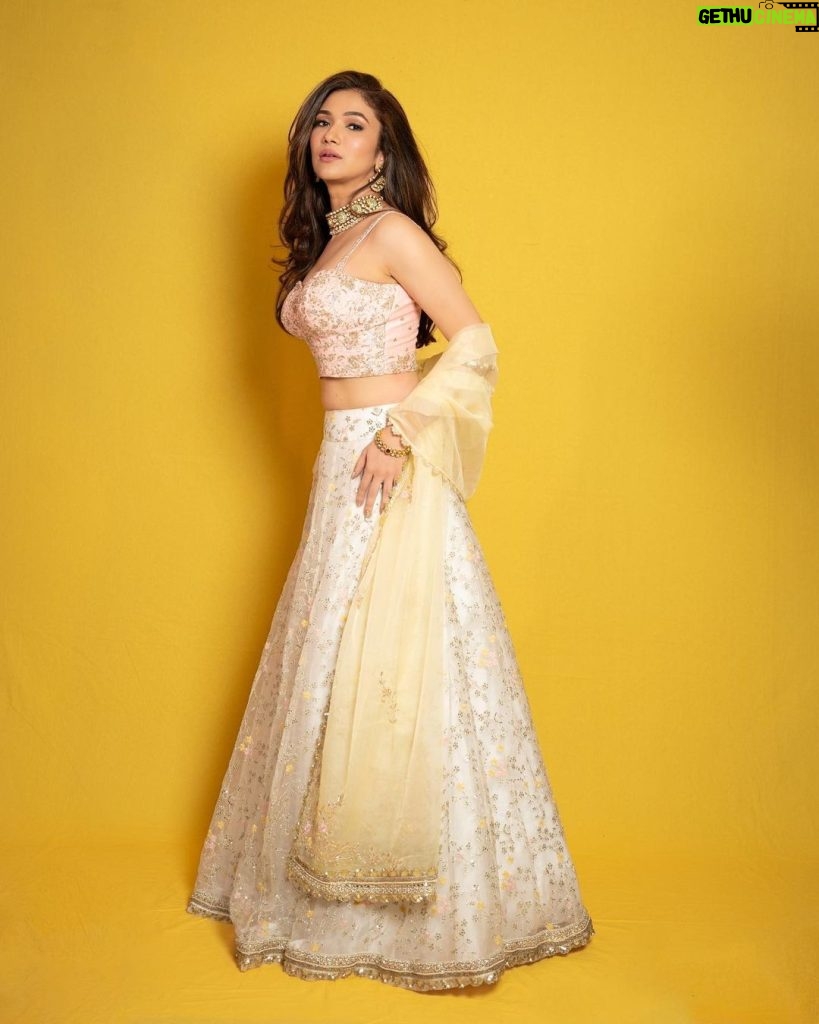 Ridhima Pandit Instagram - 💛💛💛 . . . . . Outfit @sandhyashah.shah PR @sonyashaikh Jewels by @shopravyaa PR Shot by @deepak_das_photography