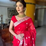 Ridhima Pandit Instagram – Shubh Navami.. this Navratri has been special for many reasons :) yesterday visiting Maa’s pandal and seeking her blessings was the absolute best 😌🙏.. Had kept this saree by @mintnoranges for a special occasion. Yesterday was just perfect 😇 adorned the look by my Mothers Temple jewelry 😌.. #indian #traditions #navratri #duggadugga #sareelover #templejewellery