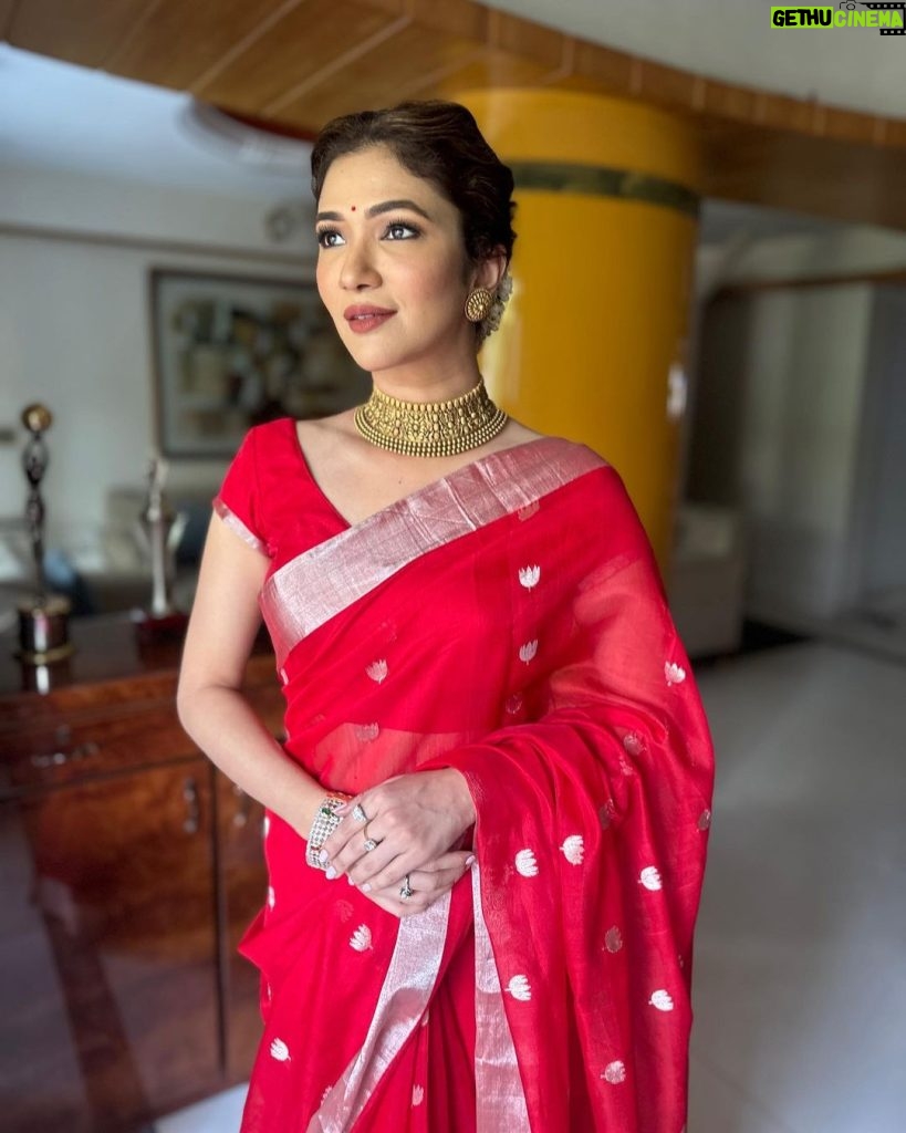 Ridhima Pandit Instagram - Shubh Navami.. this Navratri has been special for many reasons :) yesterday visiting Maa’s pandal and seeking her blessings was the absolute best 😌🙏.. Had kept this saree by @mintnoranges for a special occasion. Yesterday was just perfect 😇 adorned the look by my Mothers Temple jewelry 😌.. #indian #traditions #navratri #duggadugga #sareelover #templejewellery