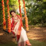 Ridhima Pandit Instagram - Hey Siri play “ _____” Tell me in the comment section What song comes to your mind 💁🏻‍♀️ after taking a look at these gorgeous images shot by @deepak_das_photography बताइयें कौनसा गाना आपके ज़हन मैं आता है यह लुक देखने के बाद? 😃 . . . . Concept, Costume & Styling by: @partho_ghoshal Makeup by : @thekhushfactor Hair by : @sunnyroyy_official Jewellery: @surajbridal 📍: @honeybookstudios 📸: @deepak_das_photography . . . . . #traditional #bengali #ridhimapandit #kolkata