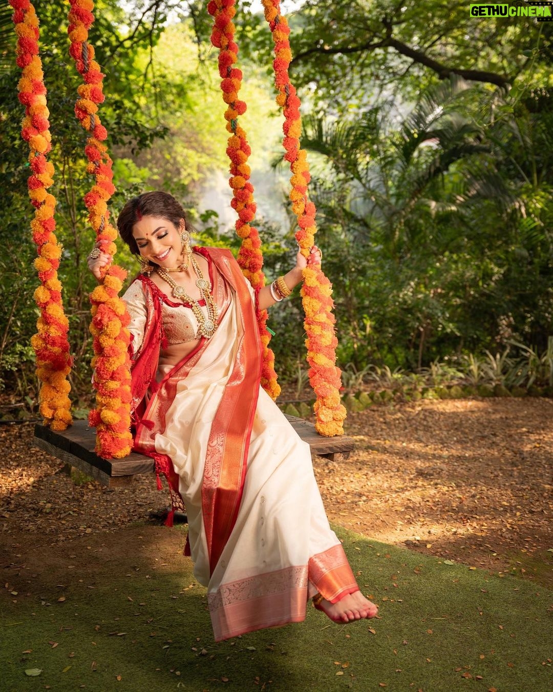 Ridhima Pandit Instagram - Hey Siri play “ _____” Tell me in the comment section What song comes to your mind 💁🏻♀️ after taking a look at these gorgeous images shot by @deepak_das_photography बताइयें कौनसा गाना आपके ज़हन मैं आता है यह लुक देखने के बाद? 😃 . . . . Concept, Costume & Styling by: @partho_ghoshal Makeup by : @thekhushfactor Hair by : @sunnyroyy_official Jewellery: @surajbridal 📍: @honeybookstudios 📸: @deepak_das_photography . . . . . #traditional #bengali #ridhimapandit #kolkata