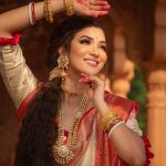 Ridhima Pandit Instagram - "This festive season of Durga Puja and Navratri , follow me on Threads to see how I am celebrating Navratri on threads showcasing 9 colours of Navratri #9daysofgood #threadswalinavratri link in bio 🫶🏻✨ Dugga Ello Reee 🫶🏻✨ . . . . Concept, Costume & Styling by: @partho_ghoshal Makeup by : @thekhushfactor Hair by : @sunnyroyy_official Jewellery: @surajbridal 📍: @honeybookstudios 📸: @deepak_das_photography . . . . . #shubhomoholoya #agomoni #pujo #duggadugga #metadurgapujasquad #durgapuja2023 #shringaarras #festive #ridhimapandit #reelswithridz #bengali