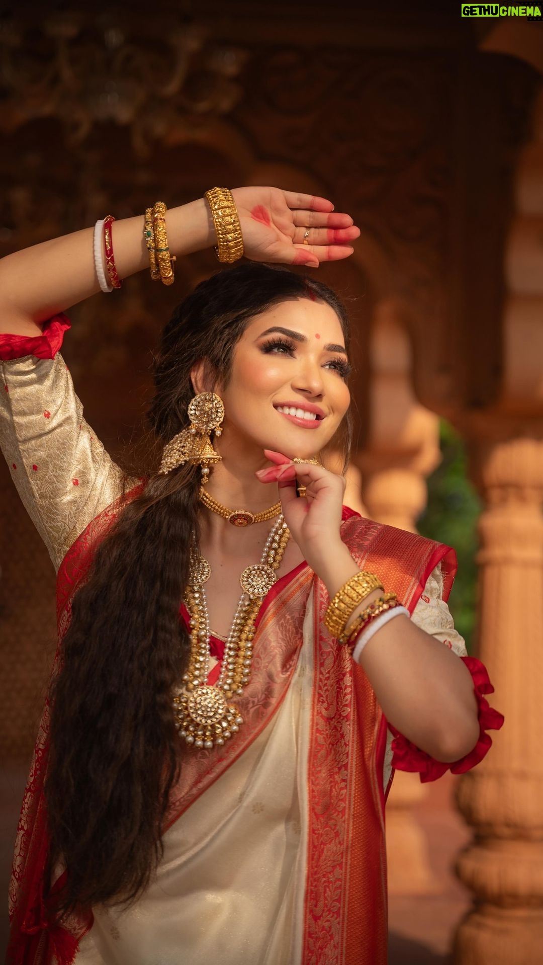Ridhima Pandit Instagram - "This festive season of Durga Puja and Navratri , follow me on Threads to see how I am celebrating Navratri on threads showcasing 9 colours of Navratri #9daysofgood #threadswalinavratri link in bio 🫶🏻✨ Dugga Ello Reee 🫶🏻✨ . . . . Concept, Costume & Styling by: @partho_ghoshal Makeup by : @thekhushfactor Hair by : @sunnyroyy_official Jewellery: @surajbridal 📍: @honeybookstudios 📸: @deepak_das_photography . . . . . #shubhomoholoya #agomoni #pujo #duggadugga #metadurgapujasquad #durgapuja2023 #shringaarras #festive #ridhimapandit #reelswithridz #bengali