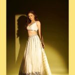 Ridhima Pandit Instagram - Kuch nahi bus dhundh rahi hu lautane ke liye… …Aapka opinion… Kahi neeche na gir gaya ho…💁🏻‍♀️☺️