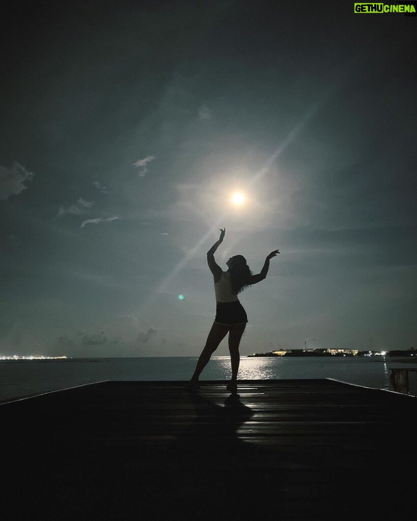 Rima Kallingal Instagram - Soaking in the moon 🌙 #fullmoon