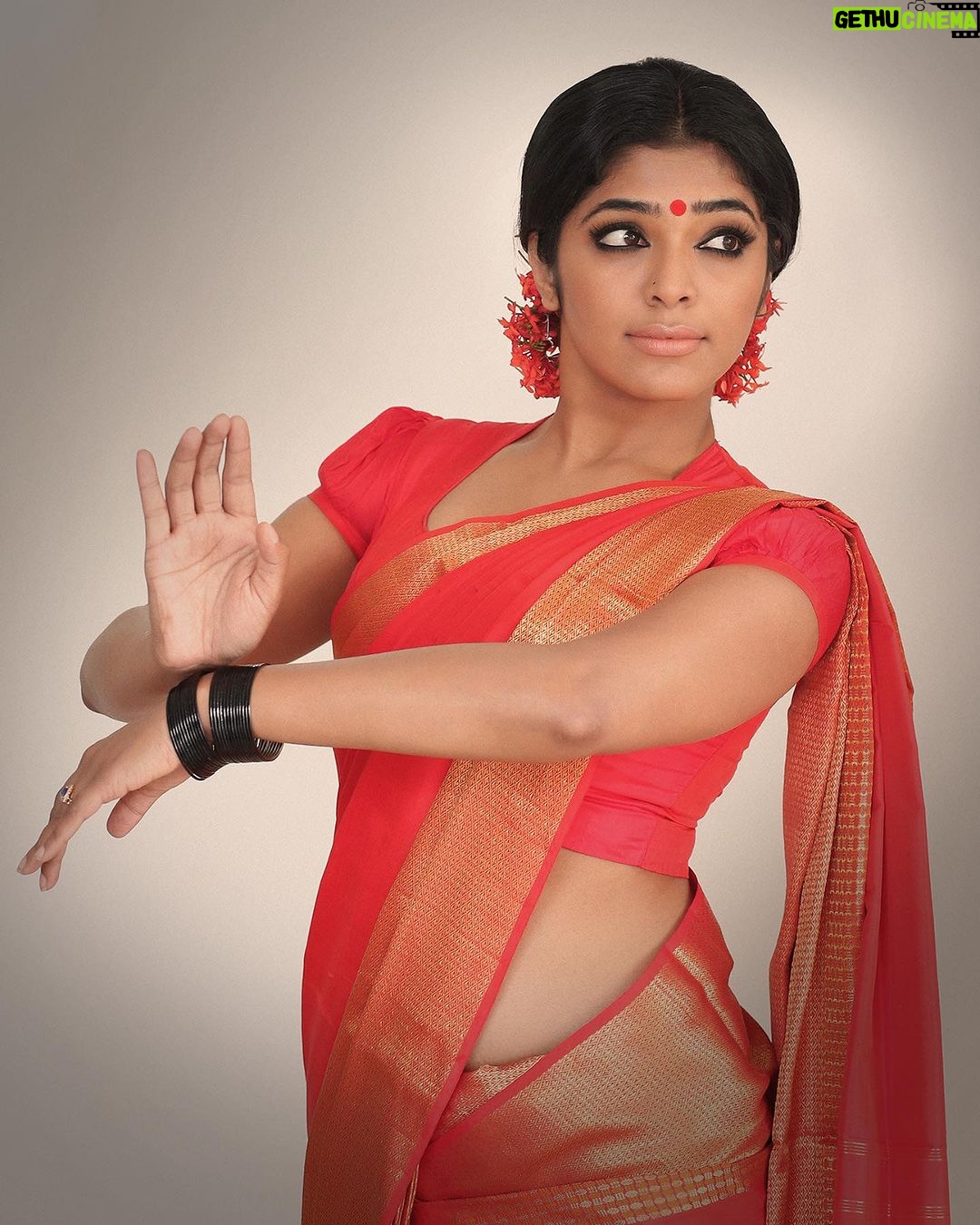 Rima Kallingal Instagram - Throwback to these pics on this day to remember the art and artist in you 💃💙 📸 : @aashiqabu