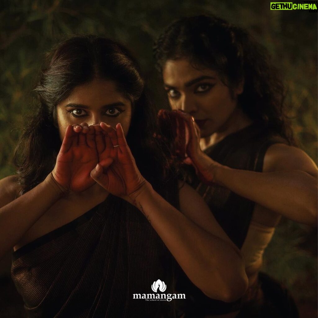 Rima Kallingal Instagram - Sarpashirsha Mudra, the sixteenth asamyukta hasta, symbolizes the serpent’s head. In this photo series, we delve into the profound concept of union conveyed through this ancient hand gesture, as outlined in the Abhinaya Darpana and Natya Shastra. Explore the symbolic significance and aesthetic expressions embodied in Sarpashirsha Mudra, capturing the essence of traditional Indian performing arts. @mamangamindia @theerthaae, shot by @chitrapriyadarshini , saris from @ithal.india , MUAH by @m.m_by_madonna