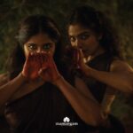 Rima Kallingal Instagram - Sarpashirsha Mudra, the sixteenth asamyukta hasta, symbolizes the serpent’s head. In this photo series, we delve into the profound concept of union conveyed through this ancient hand gesture, as outlined in the Abhinaya Darpana and Natya Shastra. Explore the symbolic significance and aesthetic expressions embodied in Sarpashirsha Mudra, capturing the essence of traditional Indian performing arts. @mamangamindia @theerthaae, shot by @chitrapriyadarshini , saris from @ithal.india , MUAH by @m.m_by_madonna