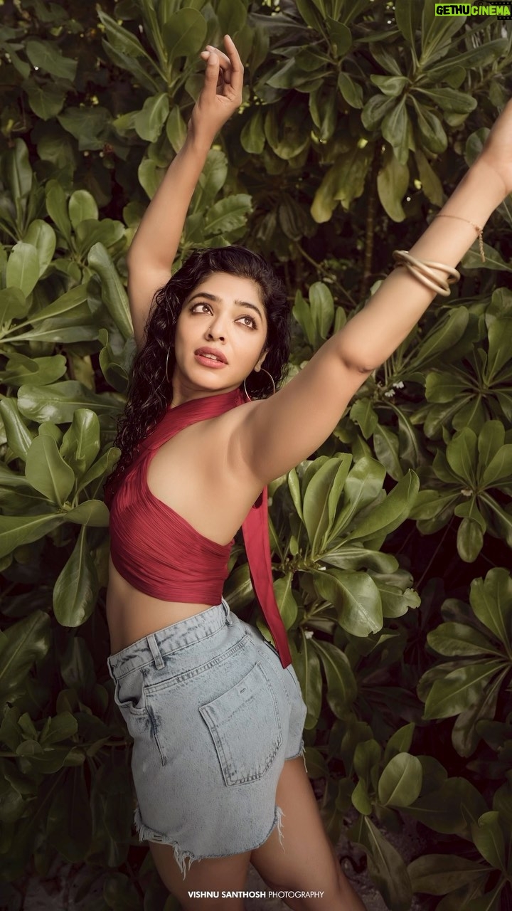 Rima Kallingal Instagram - 🚩🤓🤣 Photography : @_viishnu_santhosh Travel Partner : @bookmytripholidays.c Styled by : @diyaaa_john Cuts : @_akhil_b_raj Photography team : @afrithhussain