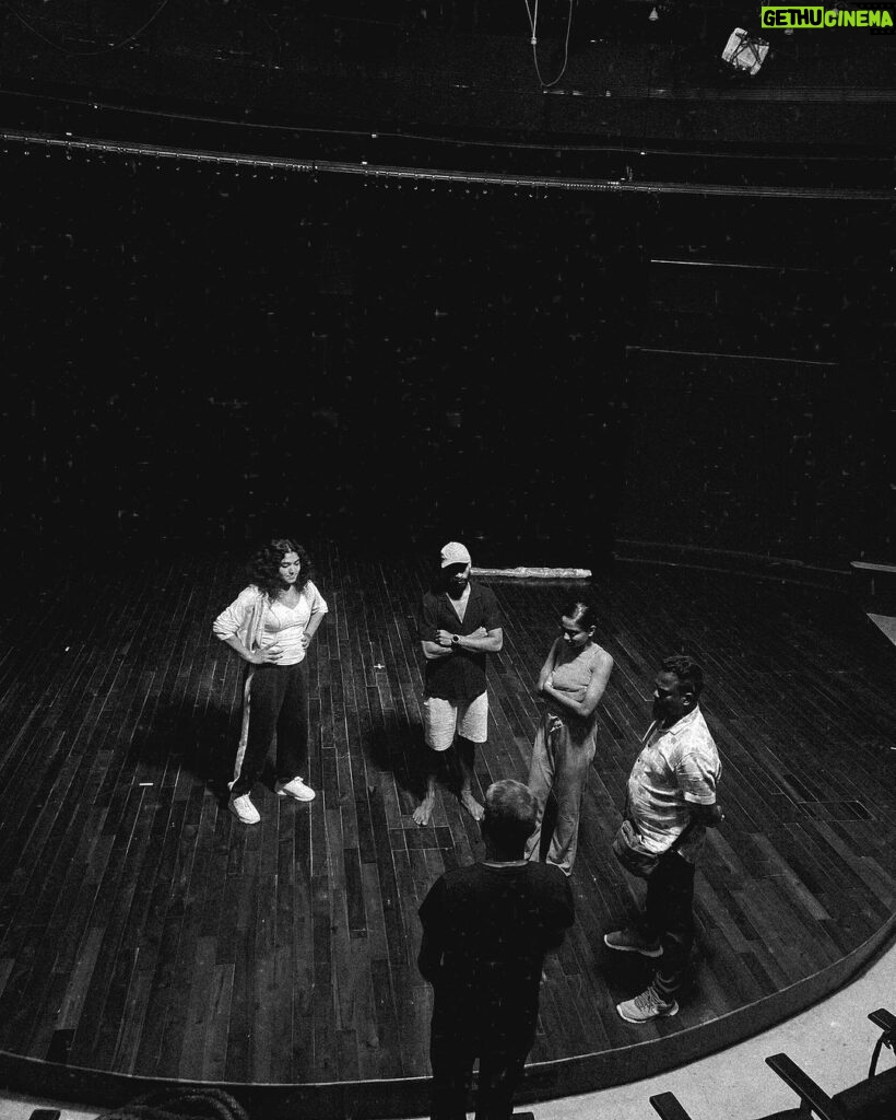 Rima Kallingal Instagram - For the love of the parquet floor stage .. Mamangam Dance Company showcasing Neythe - dance of the weaves at @jagrititheatre, tomorrow 7 pm.