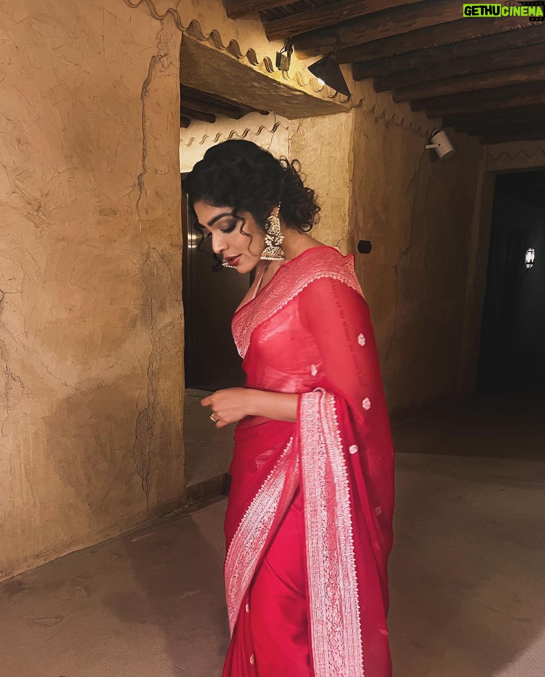 Rima Kallingal Instagram - Draped in Beautiful Benaras weaves. Styled by @diyaaa_john in a @via_east sari from @saltstudio, MUAH by @swapsmakeup . Event managed and candid pictures taken by the psycho of the company @psycho_419