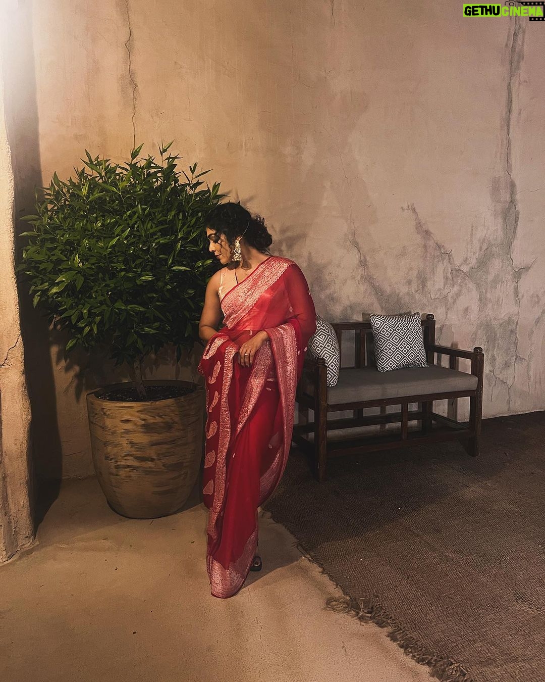 Rima Kallingal Instagram - Draped in Beautiful Benaras weaves. Styled by @diyaaa_john in a @via_east sari from @saltstudio, MUAH by @swapsmakeup . Event managed and candid pictures taken by the psycho of the company @psycho_419