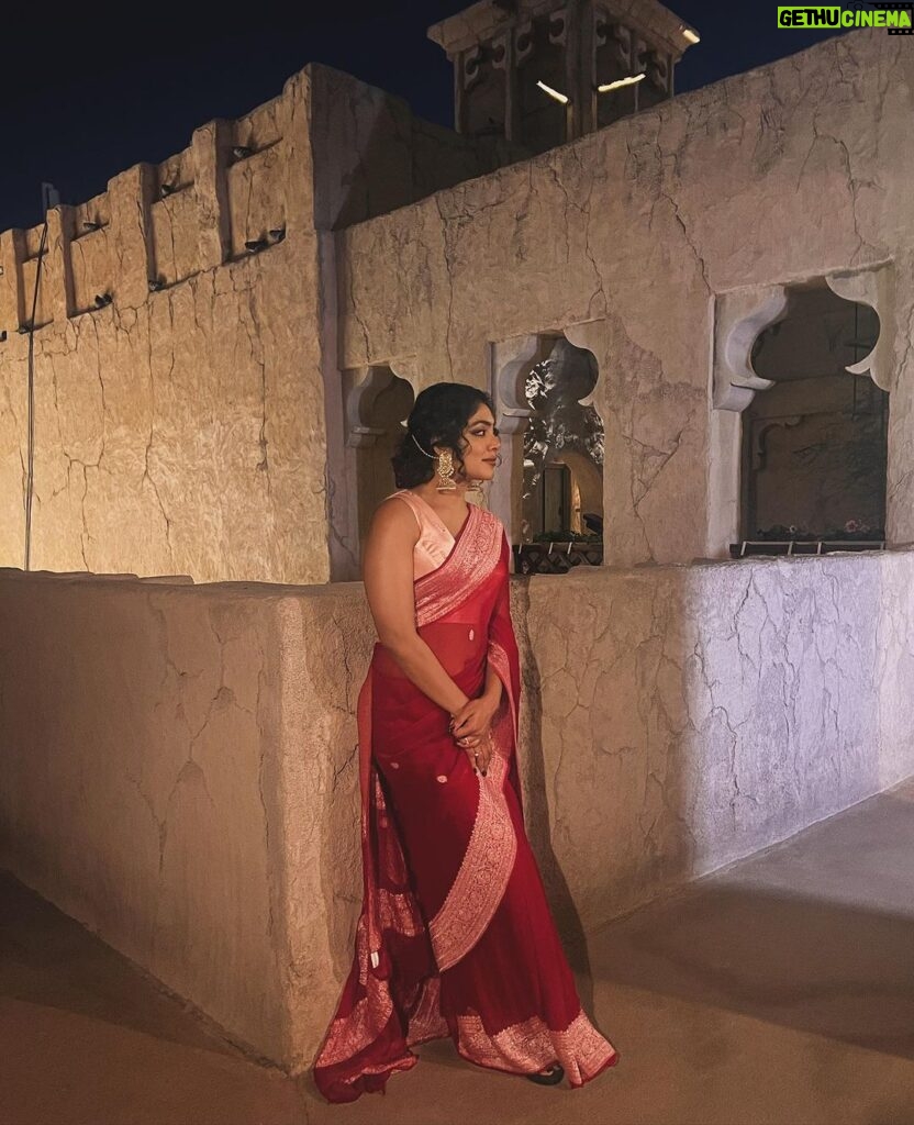 Rima Kallingal Instagram - Draped in Beautiful Benaras weaves. Styled by @diyaaa_john in a @via_east sari from @saltstudio, MUAH by @swapsmakeup . Event managed and candid pictures taken by the psycho of the company @psycho_419