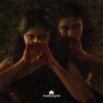 Rima Kallingal Instagram - Sarpashirsha Mudra, the sixteenth asamyukta hasta, symbolizes the serpent’s head. In this photo series, we delve into the profound concept of union conveyed through this ancient hand gesture, as outlined in the Abhinaya Darpana and Natya Shastra. Explore the symbolic significance and aesthetic expressions embodied in Sarpashirsha Mudra, capturing the essence of traditional Indian performing arts. @mamangamindia @theerthaae, shot by @chitrapriyadarshini , saris from @ithal.india , MUAH by @m.m_by_madonna