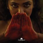 Rima Kallingal Instagram - Sarpashirsha Mudra, the sixteenth asamyukta hasta, symbolizes the serpent’s head. In this photo series, we delve into the profound concept of union conveyed through this ancient hand gesture, as outlined in the Abhinaya Darpana and Natya Shastra. Explore the symbolic significance and aesthetic expressions embodied in Sarpashirsha Mudra, capturing the essence of traditional Indian performing arts. @mamangamindia @theerthaae, shot by @chitrapriyadarshini , saris from @ithal.india MUAH @m.m_by_madonna
