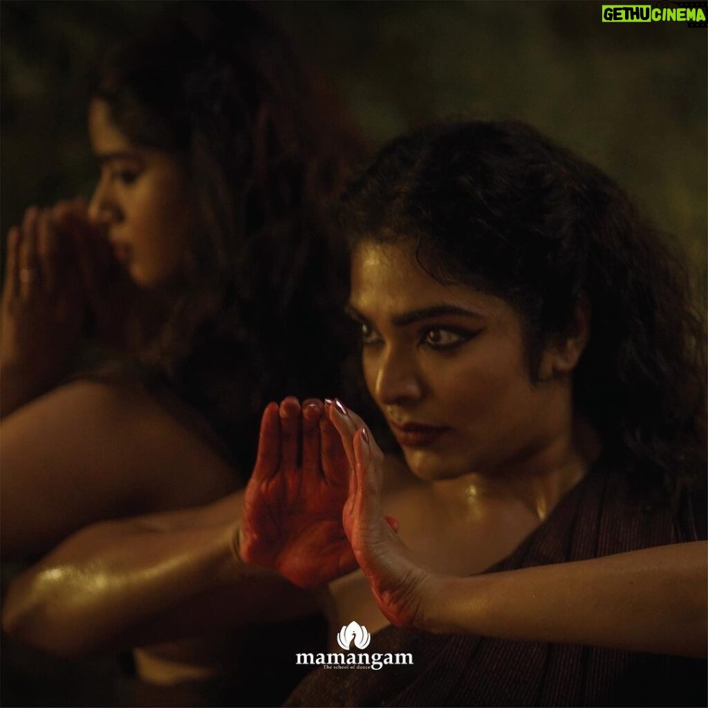 Rima Kallingal Instagram - Sarpashirsha Mudra, the sixteenth asamyukta hasta, symbolizes the serpent’s head. In this photo series, we delve into the profound concept of union conveyed through this ancient hand gesture, as outlined in the Abhinaya Darpana and Natya Shastra. Explore the symbolic significance and aesthetic expressions embodied in Sarpashirsha Mudra, capturing the essence of traditional Indian performing arts. @mamangamindia @theerthaae 📸@chitrapriyadarshini Saris from @ithal.india , MUAH by @m.m_by_madonna
