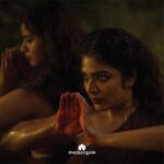 Rima Kallingal Instagram - Sarpashirsha Mudra, the sixteenth asamyukta hasta, symbolizes the serpent’s head. In this photo series, we delve into the profound concept of union conveyed through this ancient hand gesture, as outlined in the Abhinaya Darpana and Natya Shastra. Explore the symbolic significance and aesthetic expressions embodied in Sarpashirsha Mudra, capturing the essence of traditional Indian performing arts. @mamangamindia @theerthaae 📸@chitrapriyadarshini Saris from @ithal.india , MUAH by @m.m_by_madonna