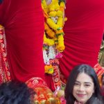 Ritika Badiani Instagram - Happy Ganesh Chaturthi 🙏♥️ Ganpati Bappa Morya 🙌🏻 Wearing @lavanyathelabel 🫶🏻 #lalbaughcharaja #charansparsh #gratitude #ganeshchaturthi #ritsbadiani #ritikabadiani Lalbaug Cha Raja