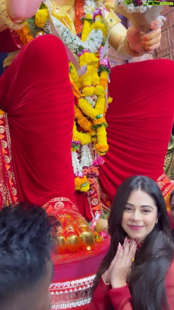 Ritika Badiani Instagram - Happy Ganesh Chaturthi 🙏♥️ Ganpati Bappa Morya 🙌🏻 Wearing @lavanyathelabel 🫶🏻 #lalbaughcharaja #charansparsh #gratitude #ganeshchaturthi #ritsbadiani #ritikabadiani Lalbaug Cha Raja