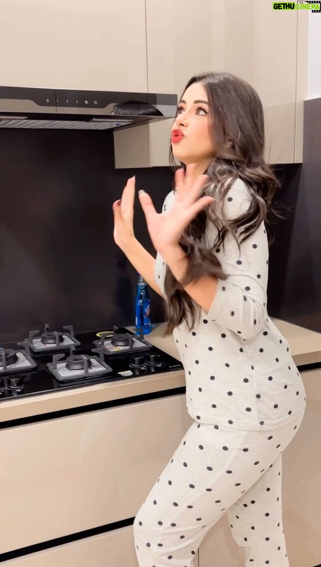 Ritika Badiani Instagram - Cleaning is a TASK 😰 (Ruh’s Kitchen) ♥️ #RitsBadiani #RitikaBadiani #Ruh 🧿