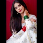 Ritika Badiani Instagram - Socha likhoon kuch , Dil mein jo hai baatien kuch, Poonch loon aapse sawal kuch, Kya karte ho humse pyaar sach much? -RB ♥️ #RitsBadiani #RitikaBadiani
