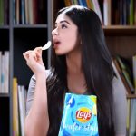 Ritika Badiani Instagram - Keep it simple, don’t stress. Some people say more is less. This valentine’s day, take it easy in style with Lay’s Waferstyle. 😍 #Layswaferstyle #PaperThinWaferThin #collab #Takelovelightly