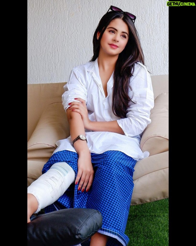 Ritika Badiani Instagram - Dard Mein Bhi Yeh Lab, Muskura Jaate Hai, Aapke Dm’s aur Comments Jab Bhi Aa Jate Hai. ♥️ #RitsBadiani #RitikaBadiani #KneeCapDislocated #LigamentTear #Plaster
