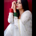 Ritika Badiani Instagram - Socha likhoon kuch , Dil mein jo hai baatien kuch, Poonch loon aapse sawal kuch, Kya karte ho humse pyaar sach much? -RB ♥️ #RitsBadiani #RitikaBadiani