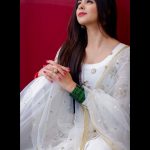 Ritika Badiani Instagram - Socha likhoon kuch , Dil mein jo hai baatien kuch, Poonch loon aapse sawal kuch, Kya karte ho humse pyaar sach much? -RB ♥️ #RitsBadiani #RitikaBadiani