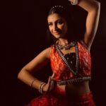 Ritika Shrotri Instagram – Chandramukhi vibes ✨

Shot by @kaus_tube 
Outfit @fragrance_designs 
Muah @swatighodke_mua_official 
Jewellery @tantuh_wirehandmadeartistry 
Location @apoorvalelephotography 

#bharatnatyam #amijetomar #dance #classical #indian #dancereels #reelitfeelit