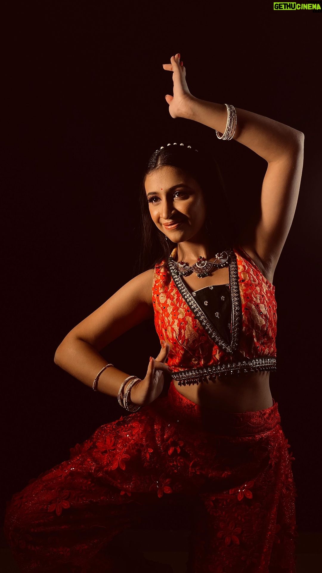 Ritika Shrotri Instagram - Chandramukhi vibes ✨ Shot by @kaus_tube Outfit @fragrance_designs Muah @swatighodke_mua_official Jewellery @tantuh_wirehandmadeartistry Location @apoorvalelephotography #bharatnatyam #amijetomar #dance #classical #indian #dancereels #reelitfeelit