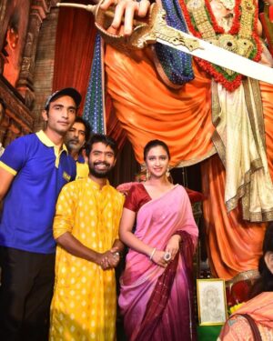 Ritika Shrotri Instagram - Had the privilege of visiting Lalbaug cha raja & Ganesh Gulli bappa for DEAR LOTTERY campaign! 
Get your ticket now & get a chance to win exciting prizes!

@rajeshmadan1
@anand.mavani.9
@mohsinkhancinema 
@dearlotteries

Styled by @sajiriiiii 

#ad #campaign #government #lottery #dearlottery
