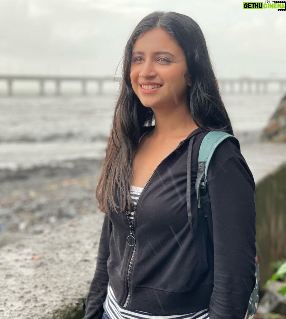 Ritika Shrotri Instagram - Looking at the bright side #photooftheday #sea #side #smile #nature #just