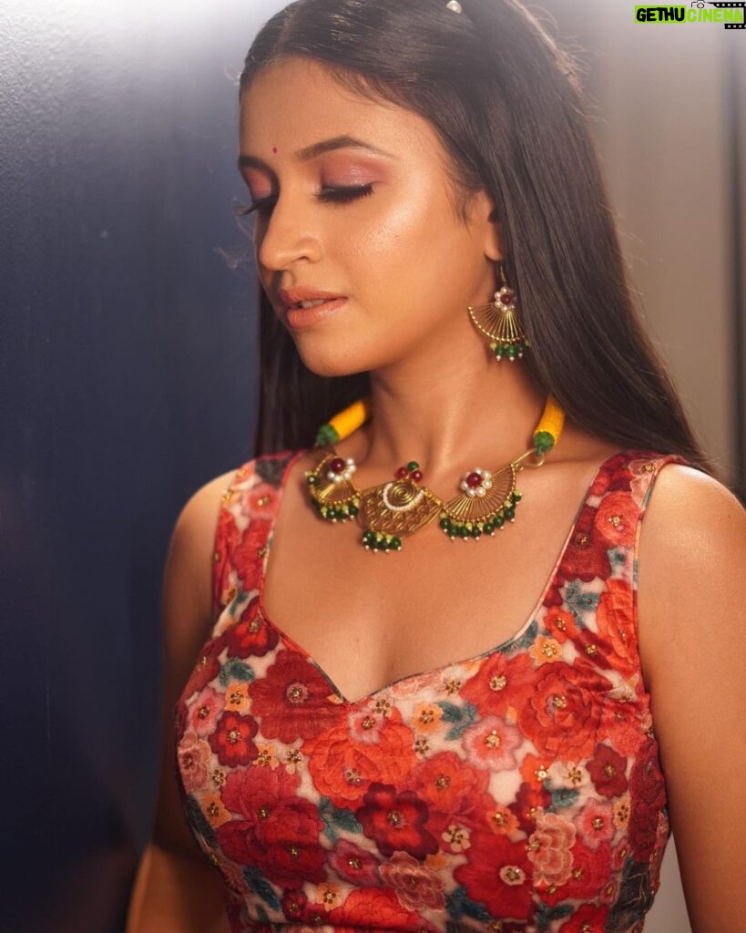Ritika Shrotri Instagram - 🌹 Muah @swatighodke_mua_official Outfit @fragrance_designs Pc @kaus_tube Jewellery @tantuh_wirehandmadeartistry #red #traditional #elegance #photooftheday #fashion #outfit