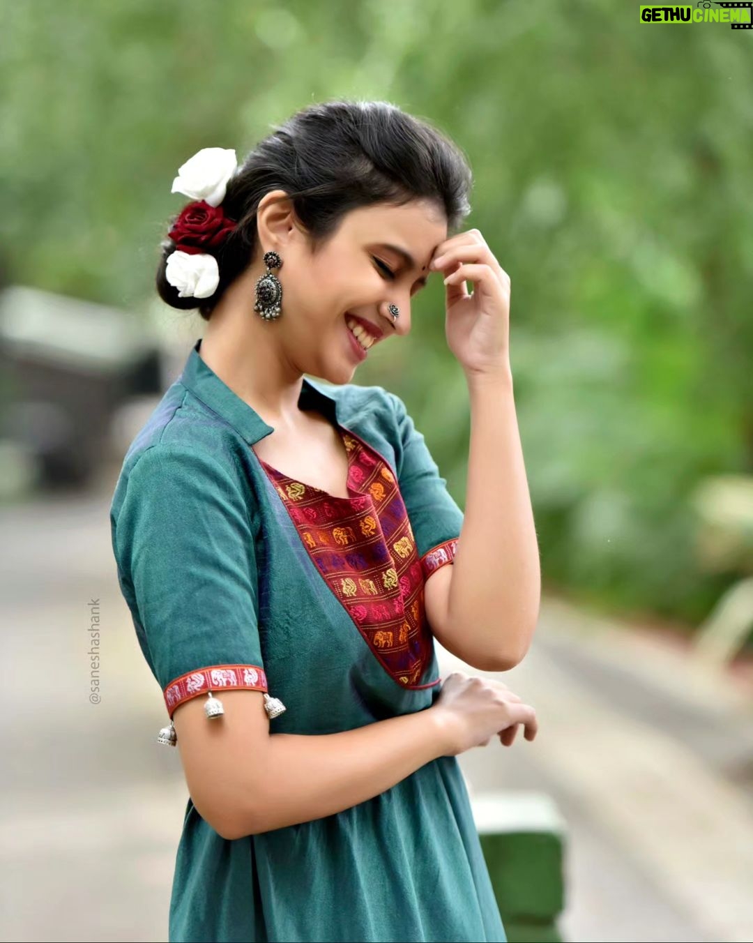 Ritika Shrotri Instagram - ये सादगी ,भोलापन ये नाजुक सी आंदाये। एक तरफा,दुनियाभर कि बालांये।। @shrotriritikaofficial ❤️ @bhaktaam 💃