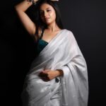 Ritika Shrotri Instagram - Six yards of elegance Outfit @fragrance_designs Muah @swatighodke_mua_official Pc @apoorvalele #saree #elegance #jhumka #outfit #fashion #traditional #aesthetic