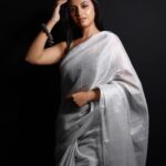 Ritika Shrotri Instagram – Six yards of elegance 

Outfit @fragrance_designs 
Muah @swatighodke_mua_official 
Pc @apoorvalele 

#saree #elegance #jhumka #outfit #fashion #traditional #aesthetic