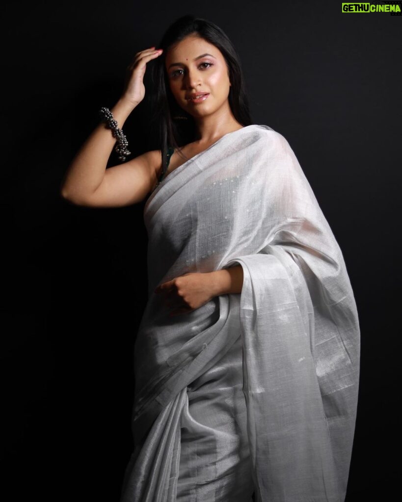 Ritika Shrotri Instagram - Six yards of elegance Outfit @fragrance_designs Muah @swatighodke_mua_official Pc @apoorvalele #saree #elegance #jhumka #outfit #fashion #traditional #aesthetic