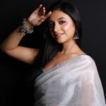 Ritika Shrotri Instagram – Desi girl 🤍✨

Outfit @fragrance_designs 
Muah @swatighodke_mua_official 
Pc @apoorvalele 

#saree #glam #photooftheday #jhumka #glowup #fashion