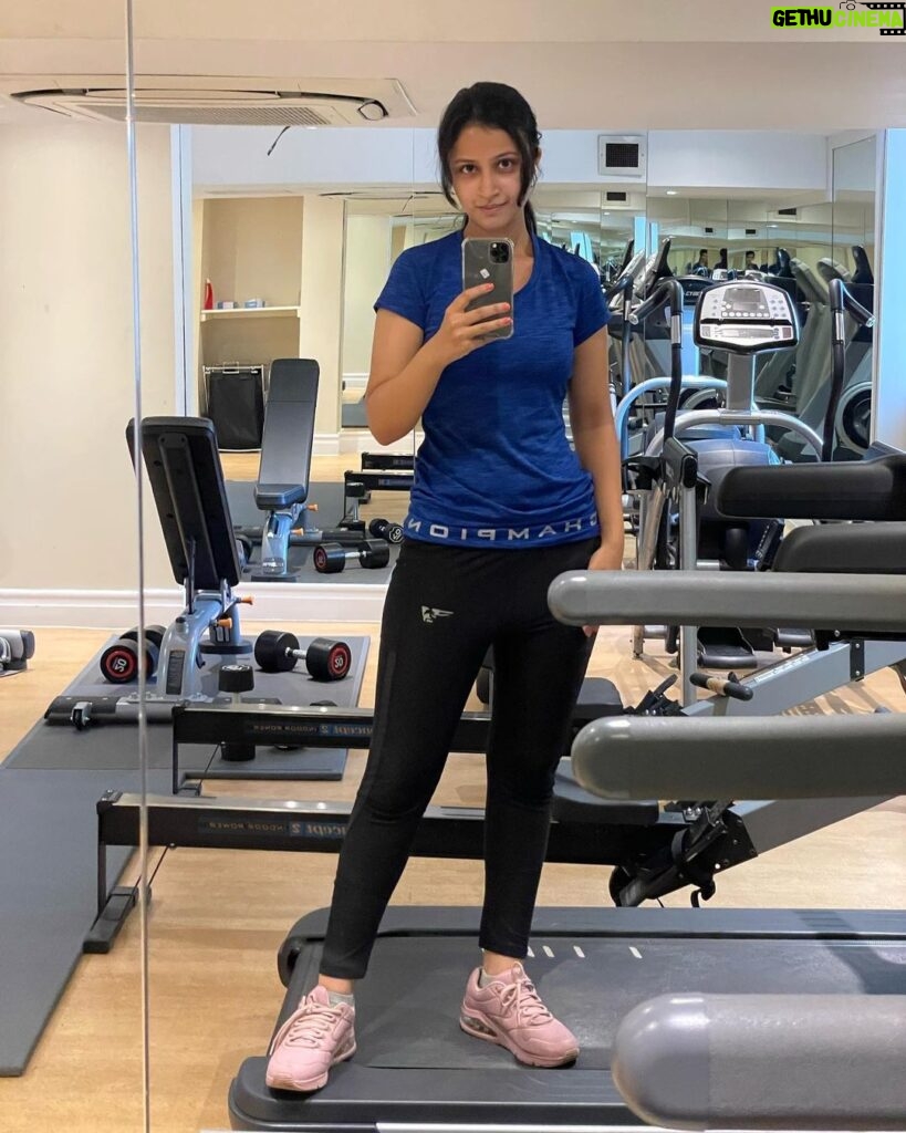 Ritika Shrotri Instagram - Objects in the mirror are more dangerous than they appear 🙃 #photooftheday #gym #time #just #mirror #selfie