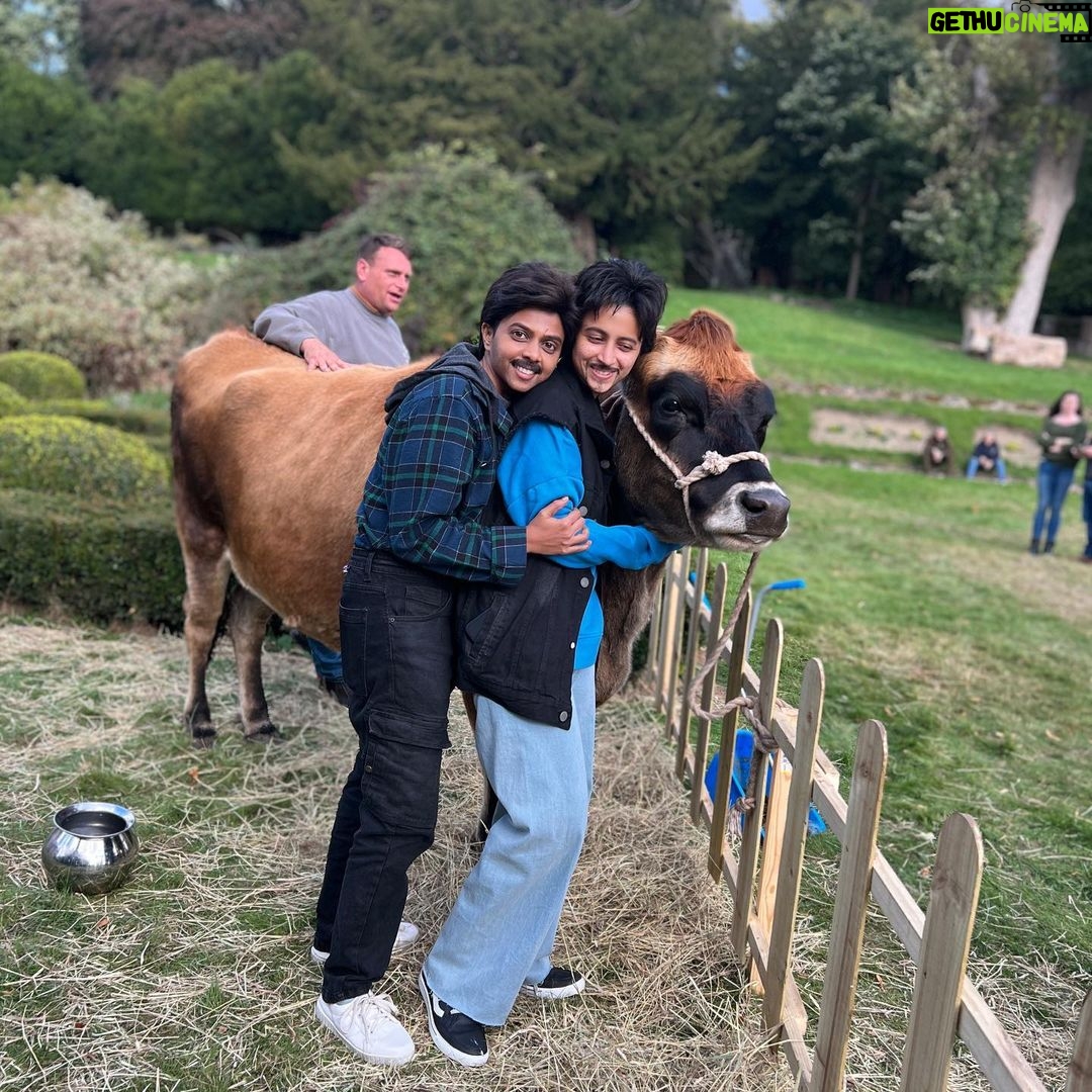 Ritika Shrotri Instagram - #bromance ❤️ aditya & ravindra “लंडन मिसळ” ८ डिसेंबरपासून संपुर्ण महाराष्ट्रात प्रदर्शित. Ritika tu kamal actor aahes 🤗 chota packet bada dhamaka 💥 tuzya barobar kam kartana khuuuuuup dhamal aali… london missal chya process madhe mala ek lahan bahin milali 😍 @shrotriritikaofficial love you princess ❤️ London, United Kingdom
